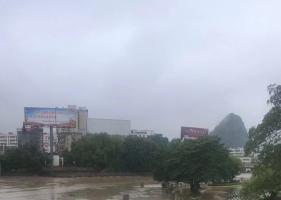 视图现场：5.12灵山县出现大范围暴雨，路面水涨，广大群众出行请注意安全!